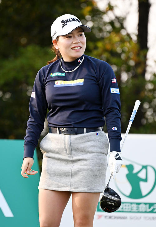 1番、ティーショットを放ち笑顔を見せる勝（撮影・前岡正明）