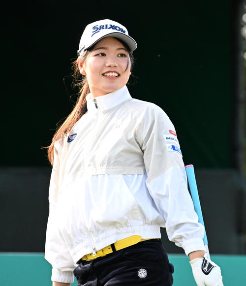 1番、ティーショットを放ち笑顔を見せる桜井（撮影・前岡正明）