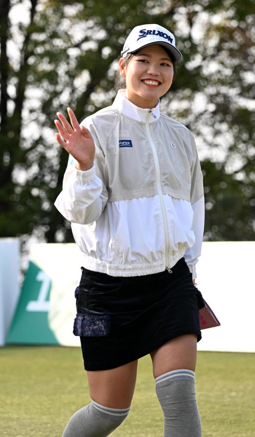 1番、ティーショットを放ち笑顔を見せる桜井（撮影・前岡正明）