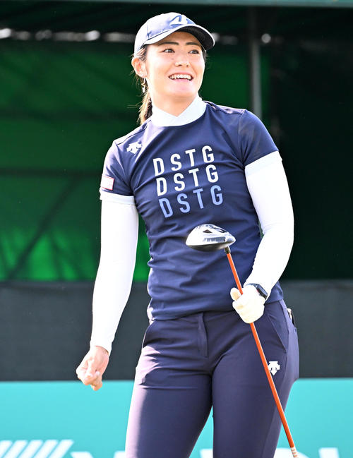 1番、ティーショットを放ち笑顔を見せる渡辺（撮影・前岡正明）