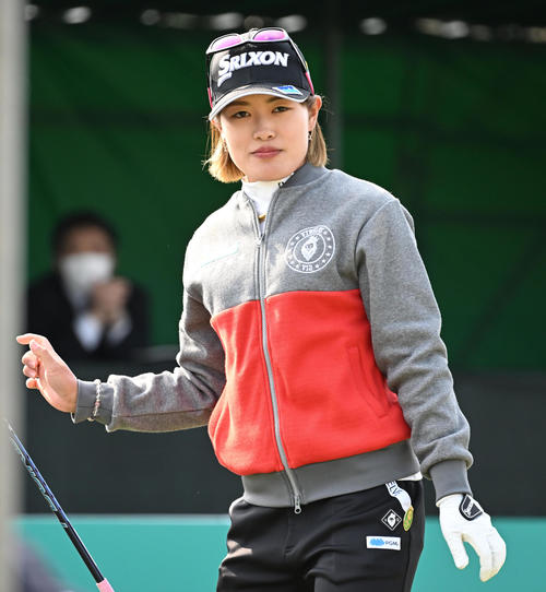 1番、ティーショットを放った小倉（撮影・前岡正明）