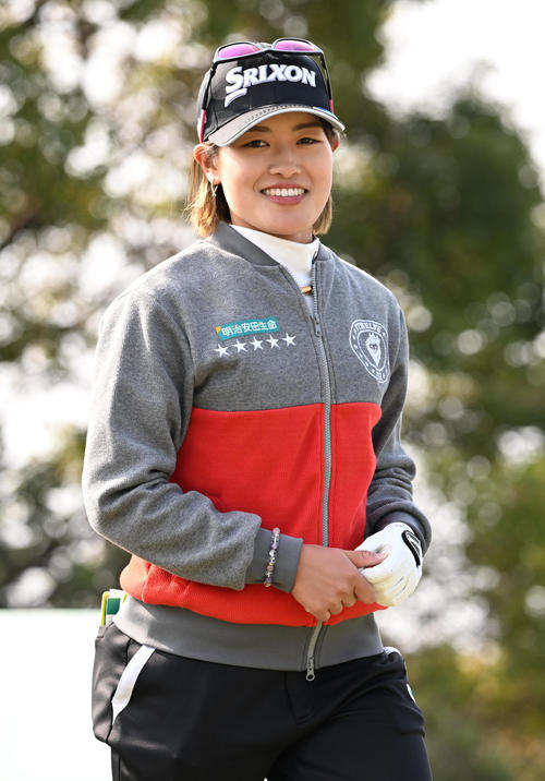 1番、ティーショットを放ち笑顔でスタートする小倉（撮影・前岡正明）