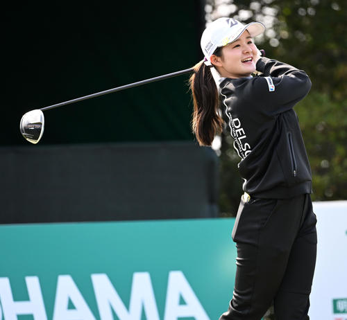 1番、ティーショットを放ち笑顔を見せる川崎（撮影・前岡正明）