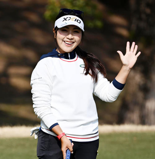 9番、グリーンで笑顔を見せる青木（撮影・前岡正明）