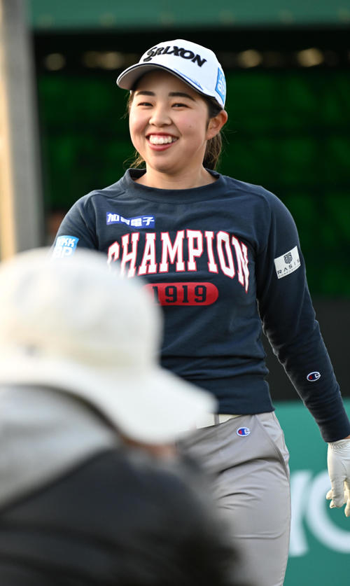 1番、ティーショットを放ち笑顔を見せる山下（撮影・前岡正明）