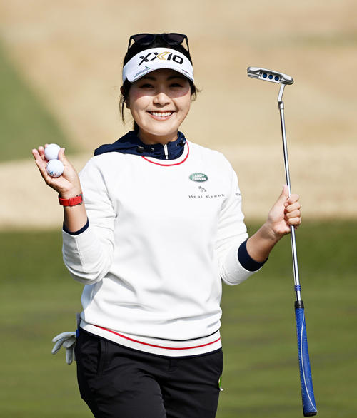 9番、グリーンで笑顔を見せる青木（撮影・前岡正明）