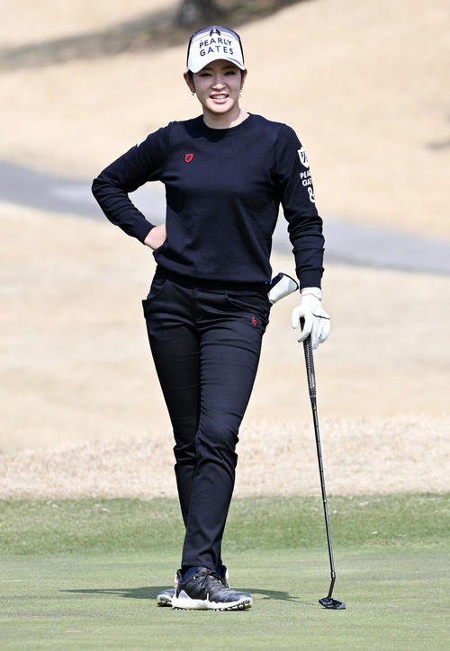 9番、グリーンで笑顔を見せる原（撮影・前岡正明）