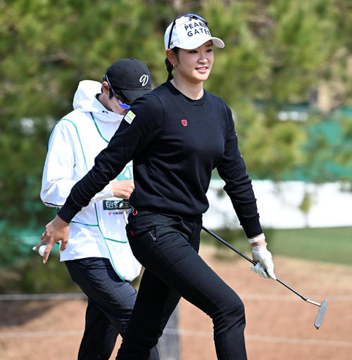 9番、バーディーを決め笑顔を見せる原（撮影・前岡正明）