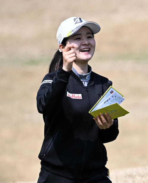 9番、アマチュア選手のバーディーに喜ぶ川崎（撮影・前岡正明）