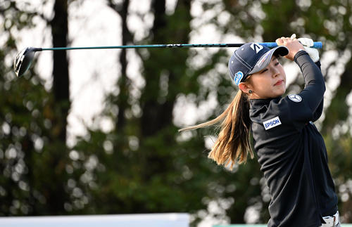 1番、ティーショットを放つ吉田（撮影・前岡正明）