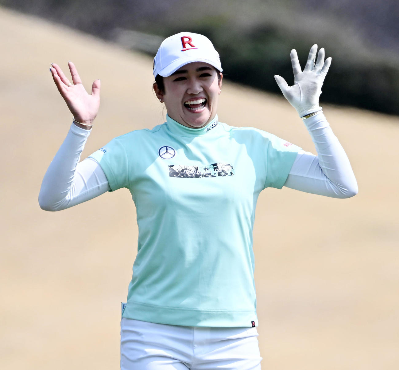 18番、グリーンで笑顔を見せる稲見（撮影・前岡正明）