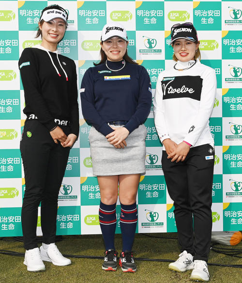 大会での活躍を誓う明治安田生命所属の左から、鶴岡、勝、小倉（撮影・前岡正明）