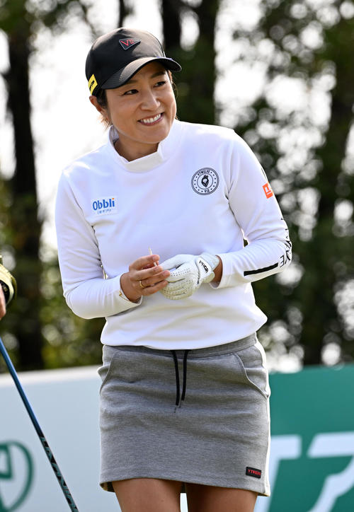 1番、笑顔でスタートする藤本（撮影・前岡正明）