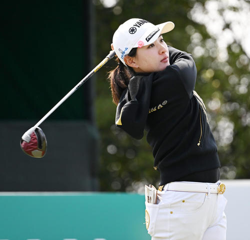 1番、ティーショットを放つ（撮影・前岡正明）