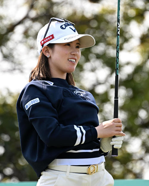 1番、ティーショットを放ち笑顔を見せる西村（撮影・前岡正明）