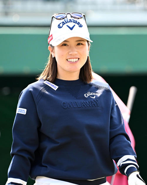 1番、笑顔でスタートする西村（撮影・前岡正明）