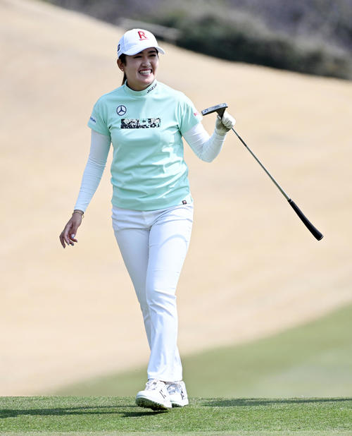 18番、グリーンで笑顔を見せる稲見（撮影・前岡正明）