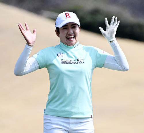 18番、グリーンで笑顔を見せる稲見（撮影・前岡正明）