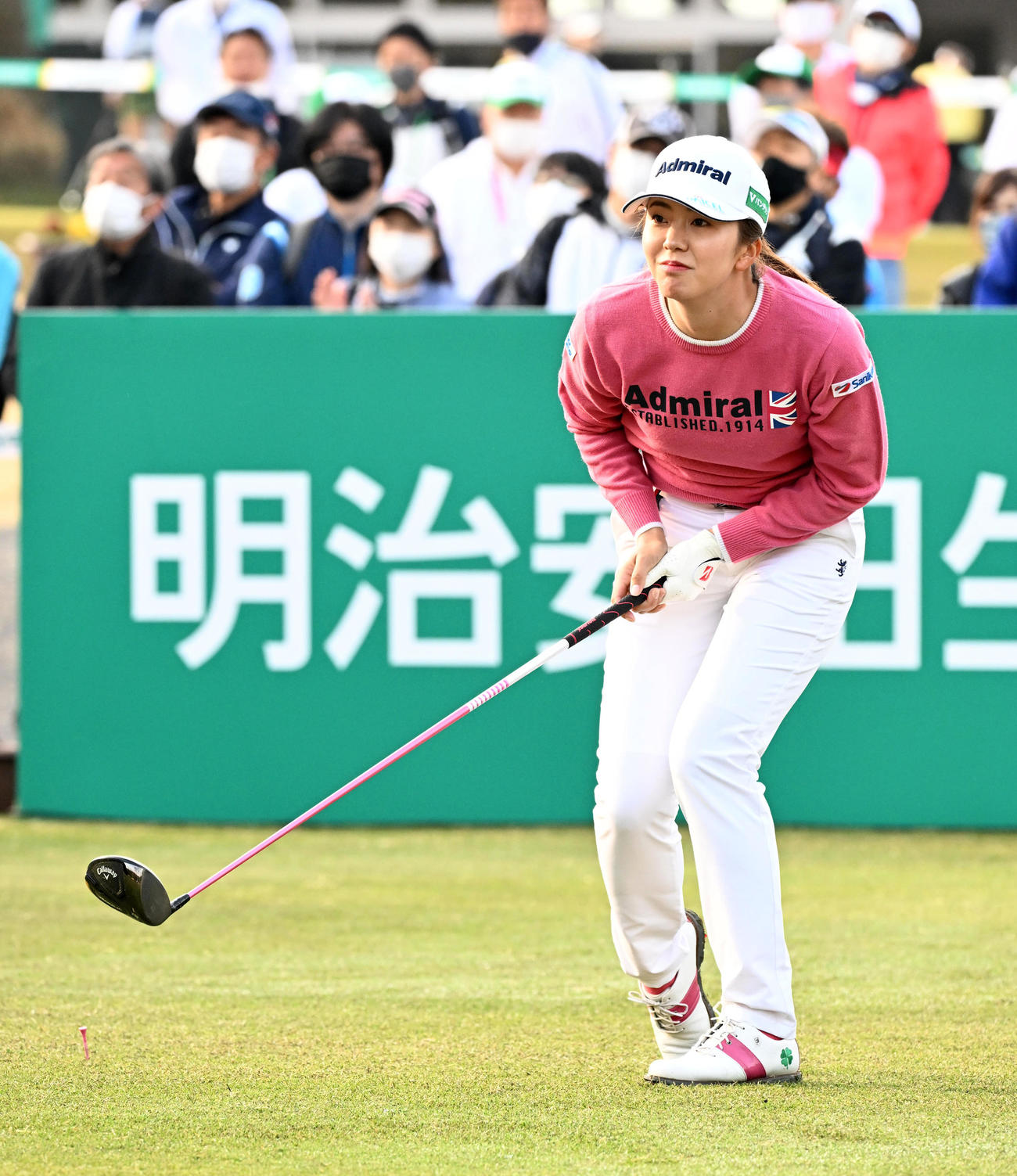 10番、ティーショットを放つ堀琴音（撮影・前岡正明）