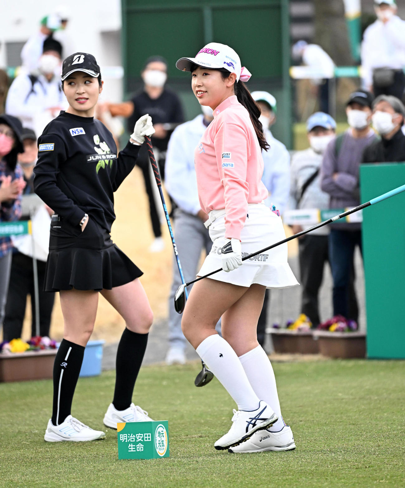 10番、ティーショットを放つ菅沼（右）。左は三ケ島（撮影・前岡正明）