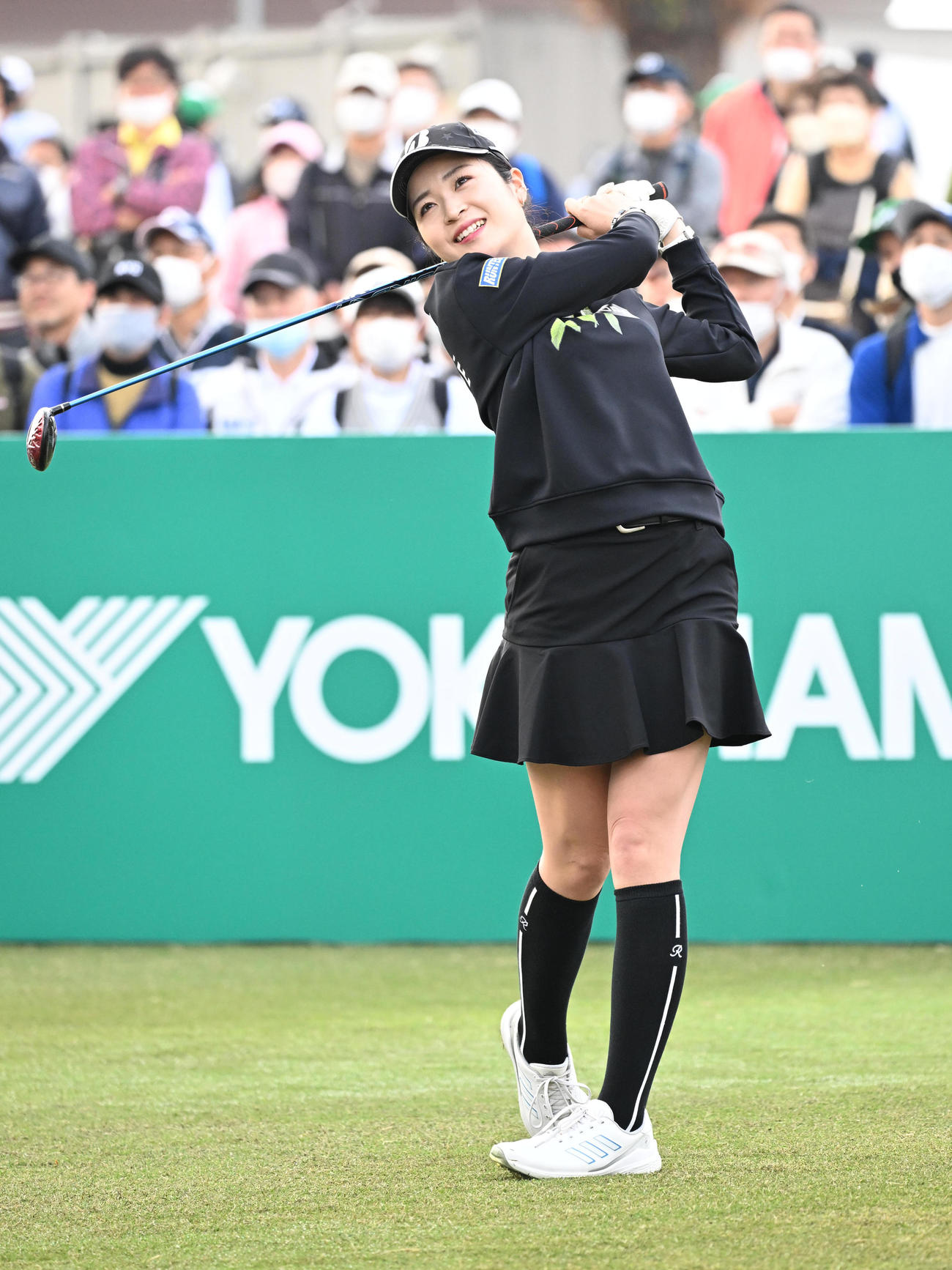 10番、ティーショットを放つ三ケ島かな（撮影・前岡正明）