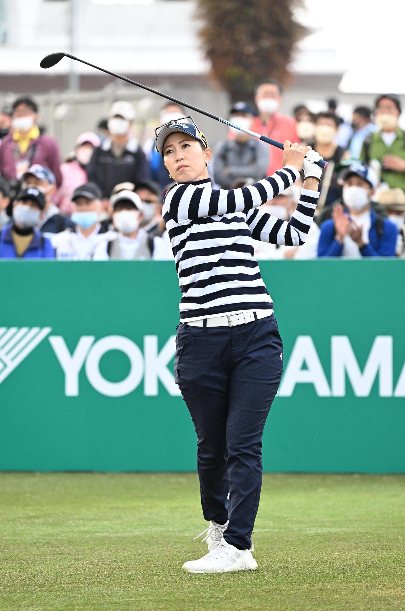 10番、ティーショットを放つ上田（撮影・前岡正明）