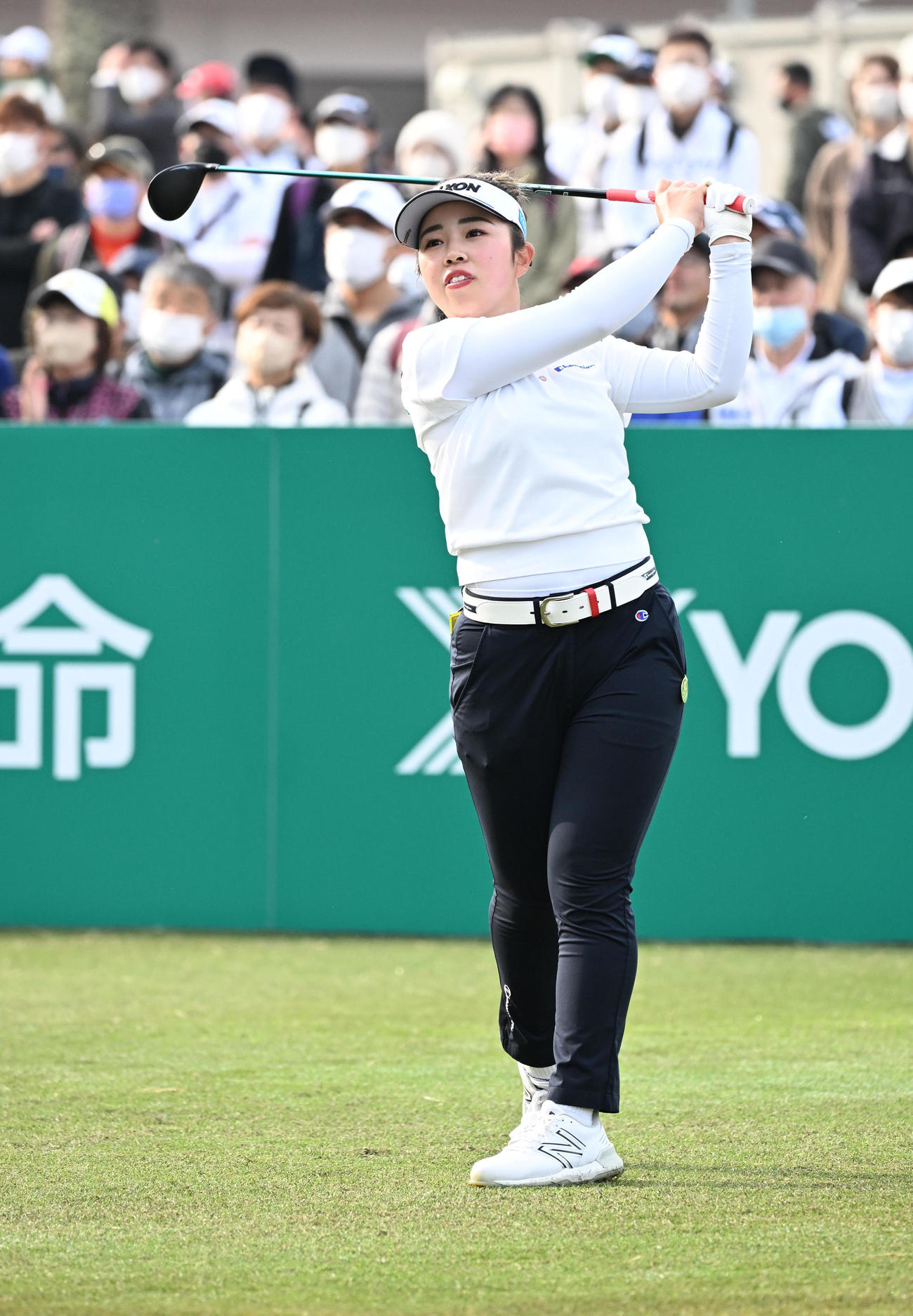 10番、ティーショットを放つ山下（撮影・前岡正明）