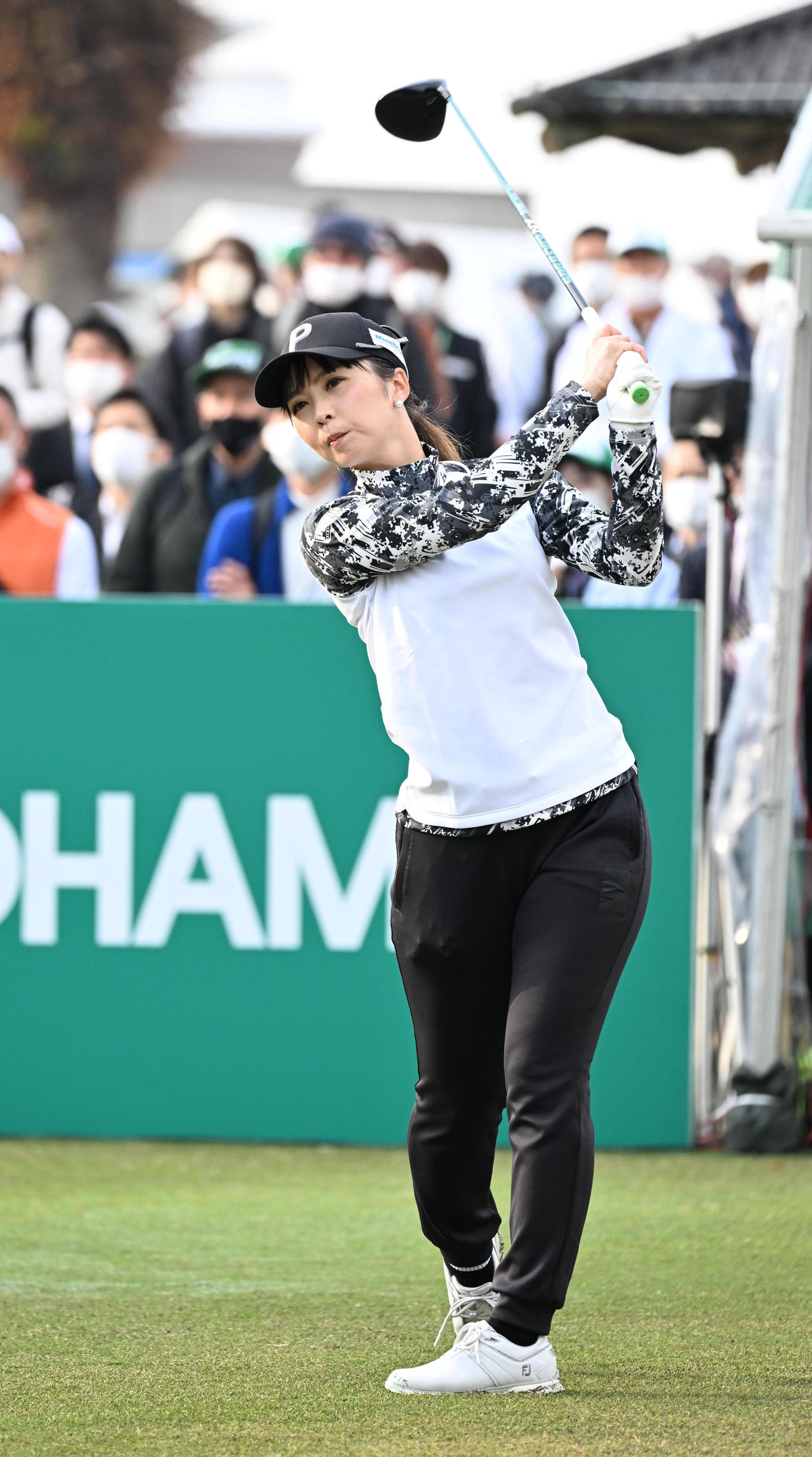 10番、ティーショットを放つ菊地（撮影・前岡正明）