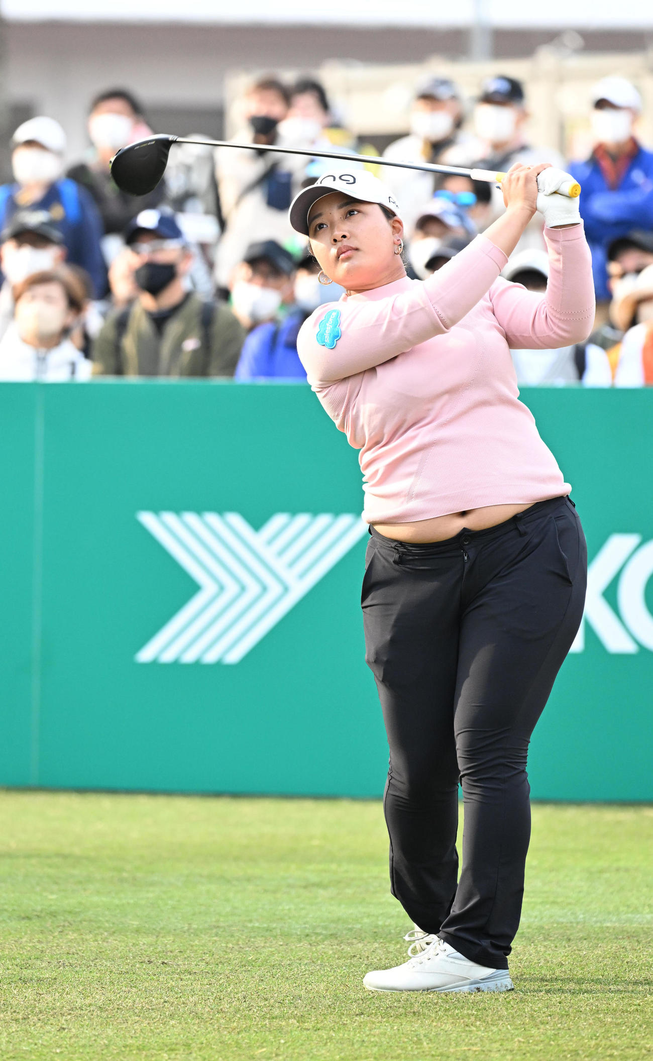 10番、ティーショットを放つ鈴木（撮影・前岡正明）