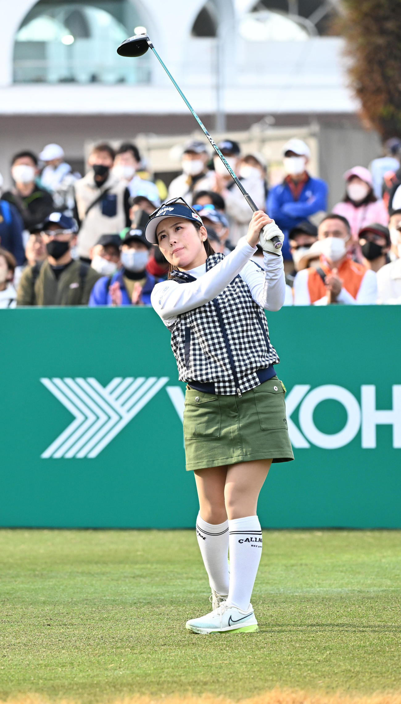 10番、ティーショットを放つ西村（撮影・前岡正明）