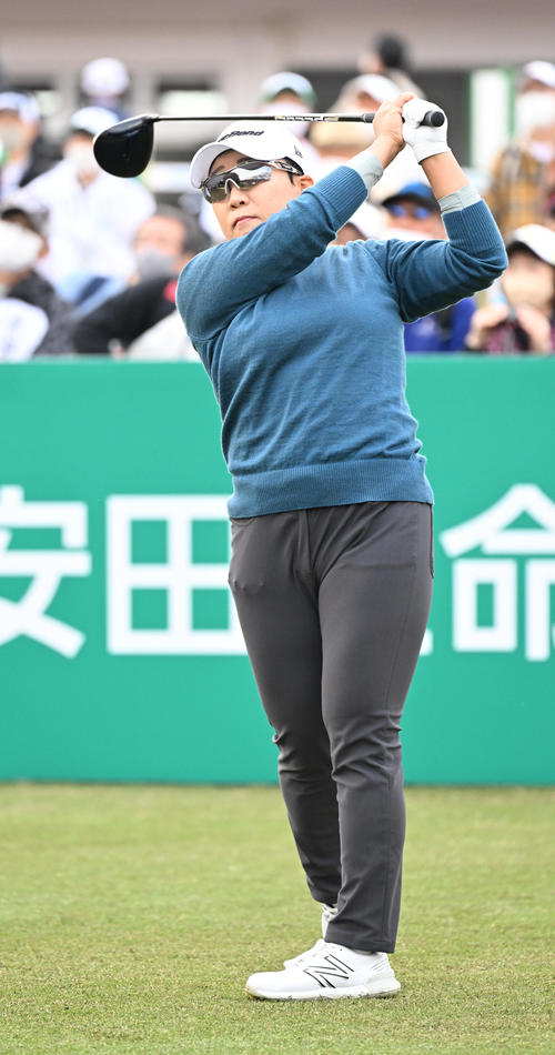 10番、ティーショットを放つ申ジエ（撮影・前岡正明）