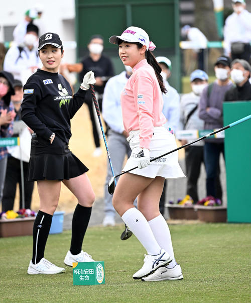 10番、ティーショットを放つ菅沼（右）。左は三ケ島（撮影・前岡正明）