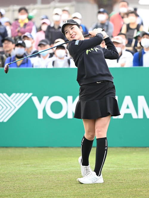 10番、ティーショットを放つ三ケ島かな（撮影・前岡正明）