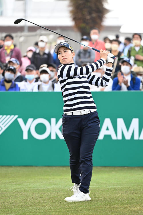 10番、ティーショットを放つ上田（撮影・前岡正明）