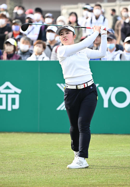 10番、ティーショットを放つ山下（撮影・前岡正明）