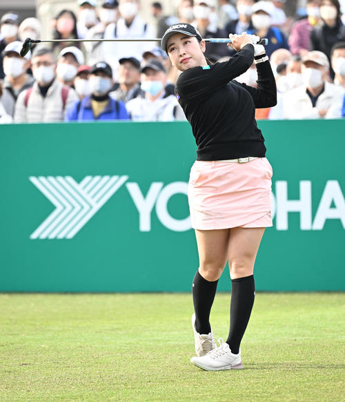 10番、ティーショットを放つ小祝（撮影・前岡正明）