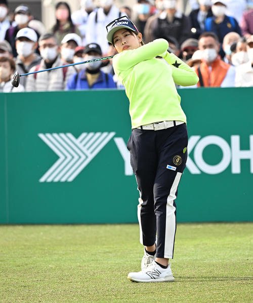 10番、ティーショットを放つ小倉（撮影・前岡正明）