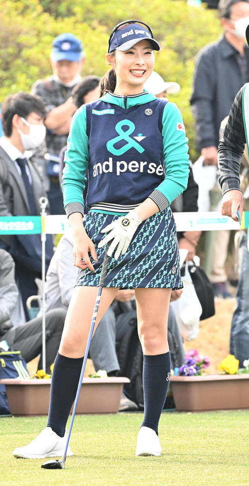 10番、笑顔を見せる鶴岡（撮影・前岡正明）