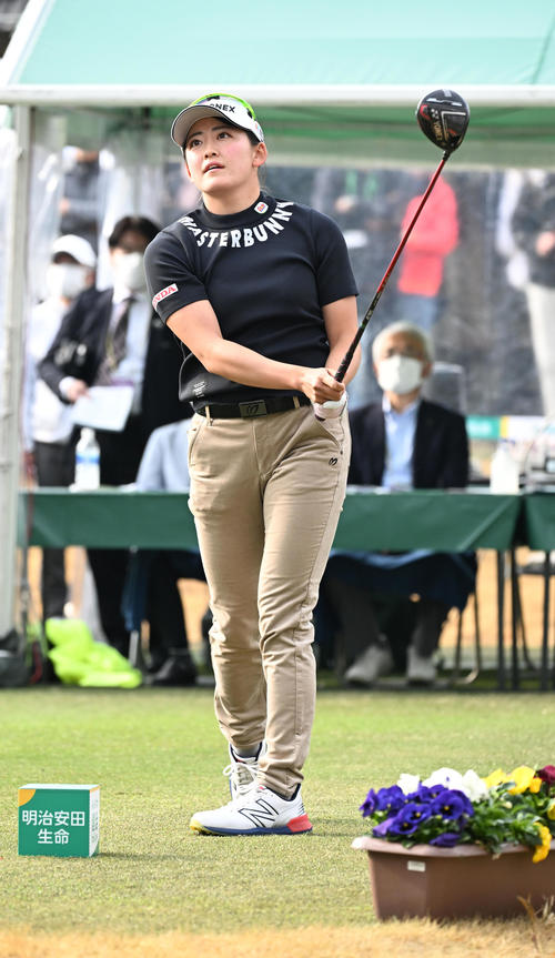 10番、ティーショットを放つ岩井千（撮影・前岡正明）