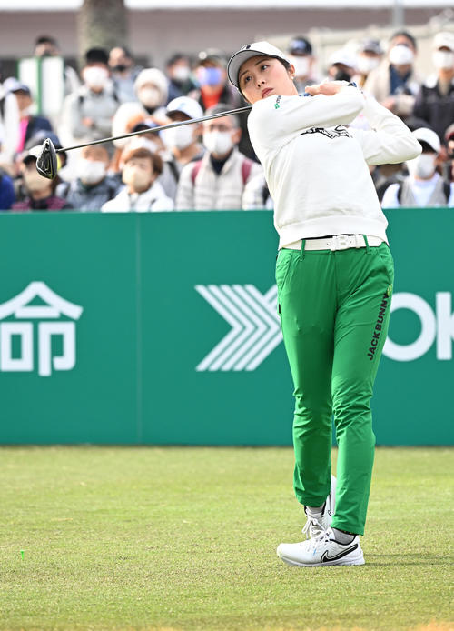 10番、ティーショットを放つ大里（撮影・前岡正明）