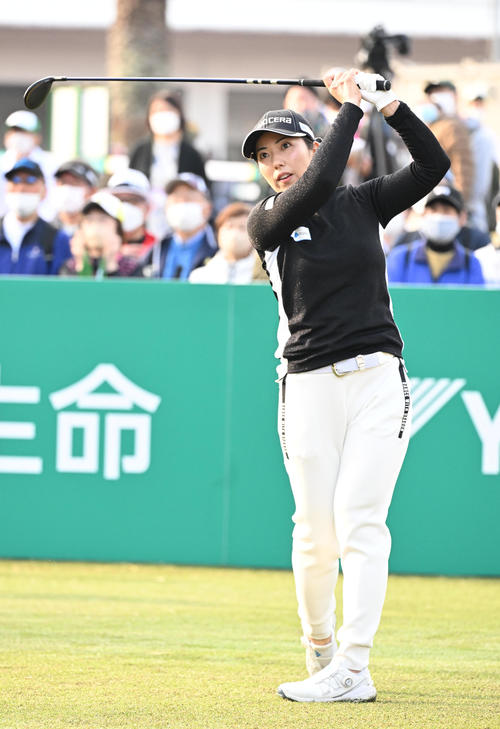 10番、ティーショットを放つ笠（撮影・前岡正明）