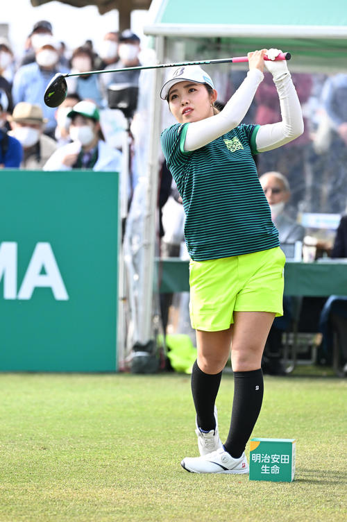 10番、ティーショットを放つ古江（撮影・前岡正明）