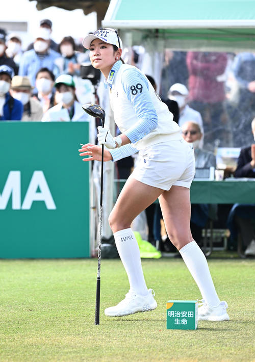 10番、ティーショットを放つ原（撮影・前岡正明）