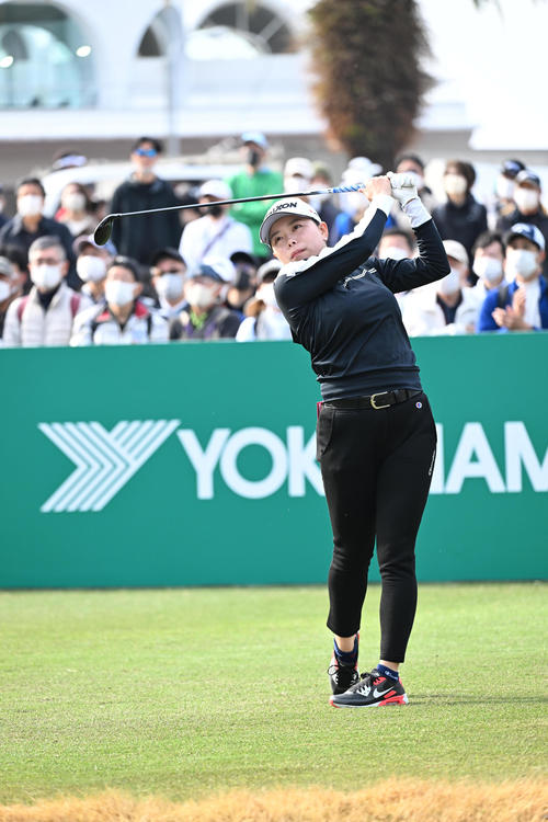 10番、ティーショットを放つ勝（撮影・前岡正明）