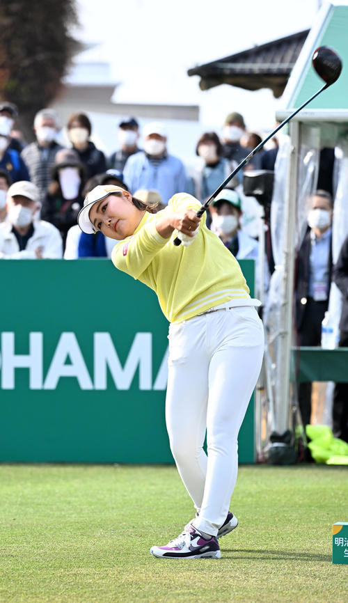 10番、ティーショットを放つ高橋（撮影・前岡正明）