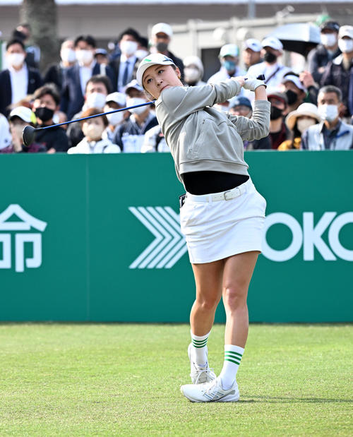 10番、ティーショットを放つ森田（撮影・前岡正明）