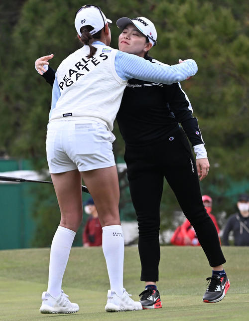 9番、ハグをする原（左）と勝（撮影・前岡正明）