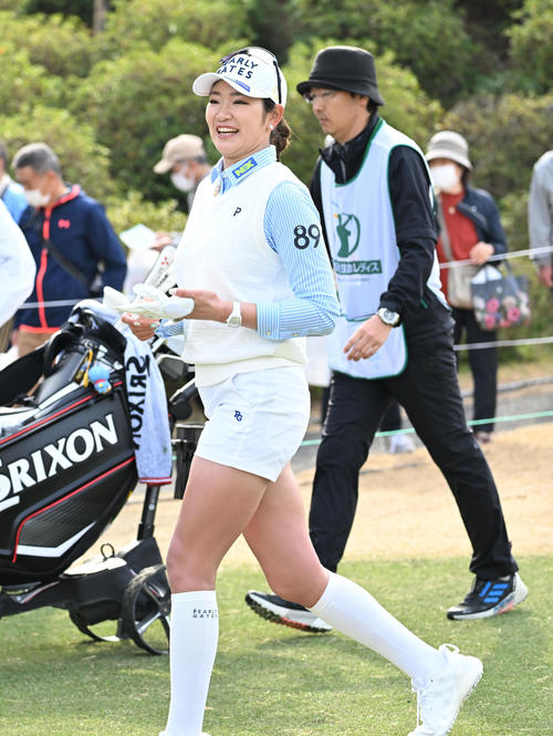 10番、笑顔でスタートする原（撮影・前岡正明）