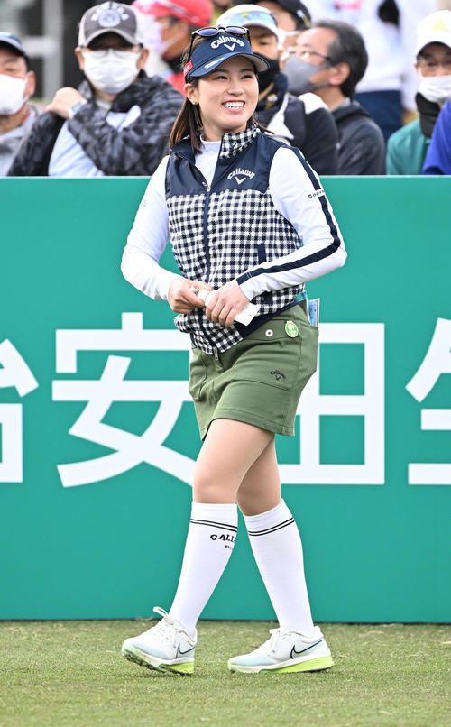 10番、笑顔を見せる西村（撮影・前岡正明）