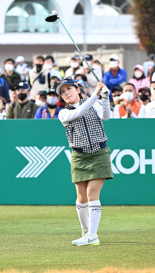10番、ティーショットを放つ西村（撮影・前岡正明）